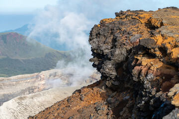 阿蘇山の火口と岩