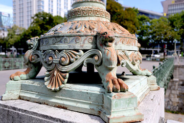 Pied de lampadaire sur un pont de Vienne en Autriche