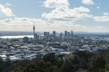 Fototapeta premium ニュージーランド オークランドにあるマウント・エデンの山頂から眺めるスカイタワーと市街地