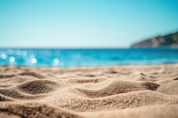Obraz premium Sand texture on a sunny beach with a clear blue ocean in the background