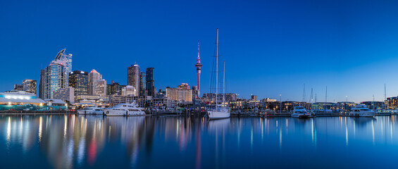ニュージーランド　オークランドのバイアダクトから見えるスカイタワーとヨットーハーバーの街並み © pespiero
