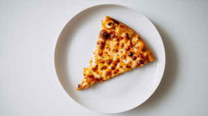 白いプレートに置かれた、とろけるチーズが食欲をそそる焼きたてピザの一切れ
