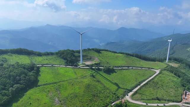 풍력발전기와 자동차 드론 영상