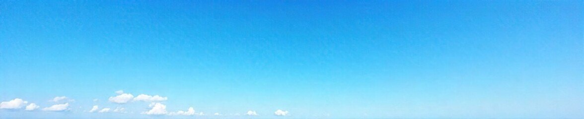 Obraz premium Serene Vibrant Blue Sky Perfect Background for Calm, Travel, and Nature Projects. Stunning Daytime Atmospheric Beauty, Ideal for Serenity and Tranquility Themes.