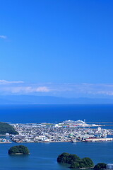 浦戸湾と奥に広がる土佐湾　清々しい青空　（高知県　鷲尾山より）