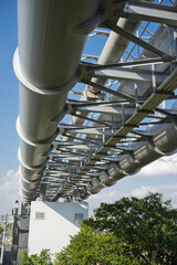 ほぼ下から見上げて見た水管橋・水道橋・縦構図