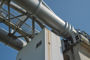 下から見上げる見た水管橋・水道橋の地上との接続部のクローズアップ