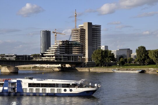 The Lufthansa high-rise (headquarters of the German airline until 2007) on the banks of the Rhine in Deutz becomes MaxCologne, renovation until 2012, Cologne, North Rhine-Westphalia, Germany