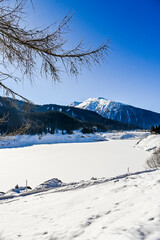 Davos, Davosersee, Bergsee, Eisfläche, Schneedecke, Winterlandschaft, Seeufer, Uferweg, Spazierweg, Dorf, Wolfgang, Passstrasse, Alpen, Winter, Graubünden, Schweiz