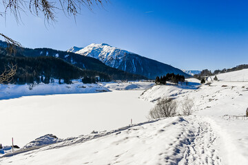 Davos, Davosersee, Bergsee, Eisfläche, Schneedecke, Winterlandschaft, Seeufer, Uferweg, Spazierweg, Dorf, Wolfgang, Passstrasse, Alpen, Winter, Graubünden, Schweiz
