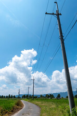 青空と雲　電柱がある郊外の道　滋賀県草津市
