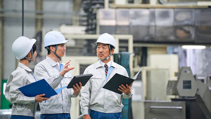 工場で働く作業員のグループ