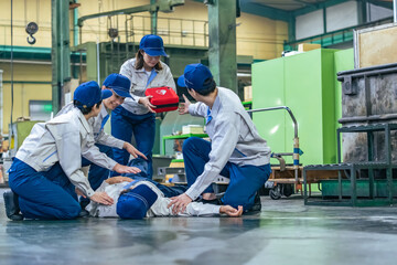 工場で倒れた作業員をAEDで救護するグループ