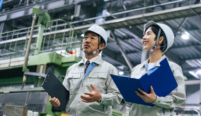 工場で働く作業員グループ