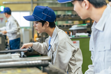 工場で機械を操作する作業員グループ