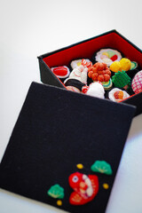 白背景のおもちゃの寿司箱　布で作ったお寿司