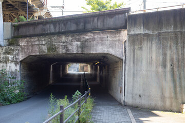 無人のトンネルの入り口
