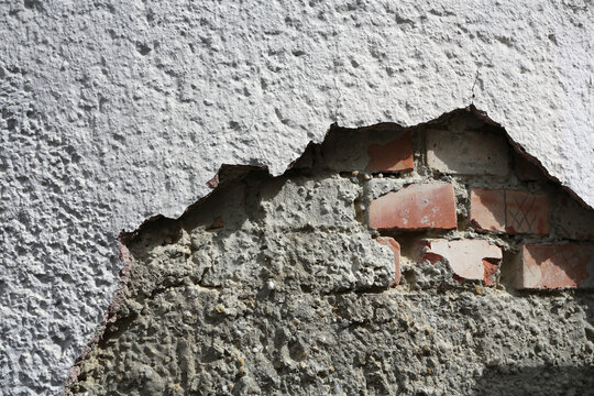 D&eacute;collement d'enduit avec apparition du mur de brique en dessous