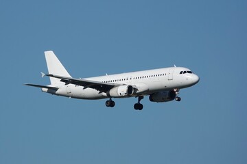 Avion Blanc neutre sans logo ni immatriculation en finale