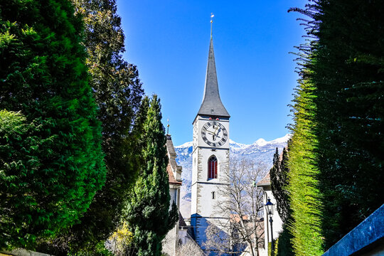 Chur, St. Martinskirche, Kirchturm, Turm, St. Martinsplatz, Altstadt, historische H&auml;user, Gassen, Alpen, Bergstrassen, Alpenstadt, Graub&uuml;nden, Winter, Wintersonne, Schweiz