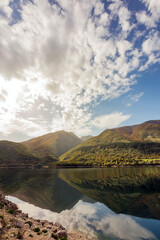 Lago di San Domenico al tramonto in Abruzzo nel periodo del folliage 