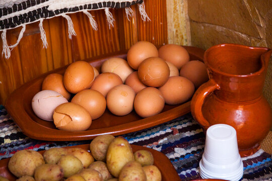 Bodeg&oacute;n de huevos sancochados y papas arrugadas en la isla de Gran Canaria, Espa&ntilde;a