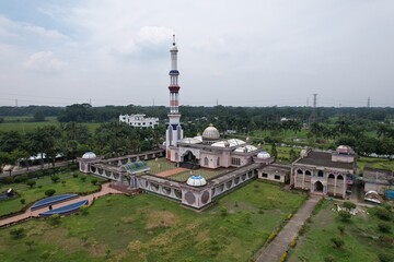 Obraz premium Aerial View Baitul Aman Jame Masjid Complex Barisal Bangladesh: Islamic Architecture, Cultural Landmark, Serene Landscape, Religious Significance, South Asian Heritage, Minaret, Dome, 
