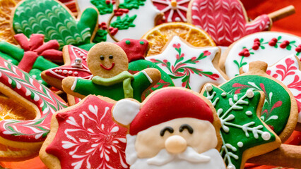 Obraz premium Close up of colorful Christmas cookies with Santa Claus and gingerbread man