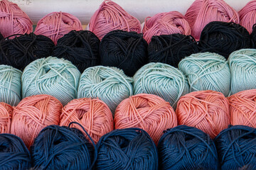 pelotes de laine sur l'&eacute;tal d'une mercerie