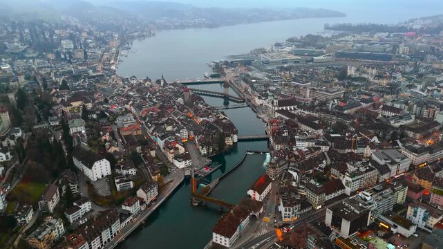 Panorama Luzern, Schweiz von oben. Historisches Zentrum, Altstadt, Reuss, Kapellbruecke und Wasserturm. Nebel und Wolken schaffen eine eindrucksvolle Atmosphaere