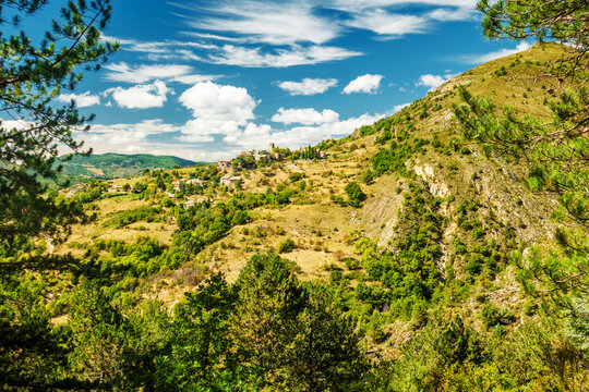 Bergdorf Courbons als Ortsteil von Digne les Bains gesch&uuml;tzt von der Flanke des Berges in der Haute Provence