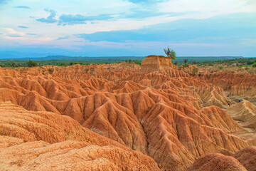 HERMOSA VISTA DE UN PARAJE COLOMBIANO CONOCIDO COMO DESIERTO DE LA TATACOA VISITADO POR MILES DE...