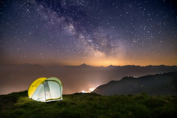 Langzeitbelichtung des Nachthimmels mit sichtbarer Milchstraße und Sternenspuren. Klare Nacht,...