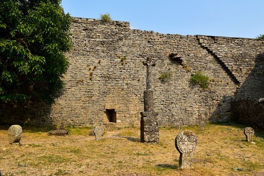Le cimeti&egrave;re templier &agrave; c&ocirc;t&eacute; de l&rsquo;&eacute;glise Saint-Christophe de La Couvertoirade dans l&rsquo;Aveyron