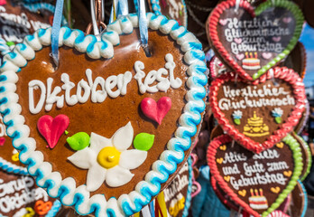 Obraz premium typical ginger bread heart at a kiosk