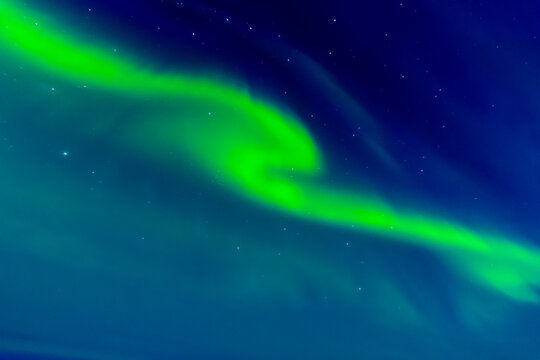 Leuchtende Nordlichter. Gr&uuml;n-violette Aurora Borealis tanzt &uuml;ber Landschaft und Himmel.