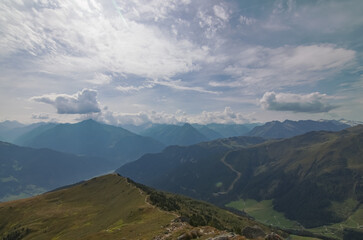 Obraz premium Berglandschaft in Österreich mit grünen Tälern, klarer Luft und majestätischen Gipfeln. Ideal für Natur- und Reisethemen.
