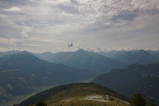 Berglandschaft in &Ouml;sterreich mit gr&uuml;nen T&auml;lern, klarer Luft und majest&auml;tischen Gipfeln. Ideal f&uuml;r Natur- und Reisethemen.