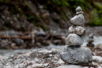 Berglandschaft in Österreich mit grünen Tälern, klarer Luft und majestätischen Gipfeln. Ideal für Natur- und Reisethemen.