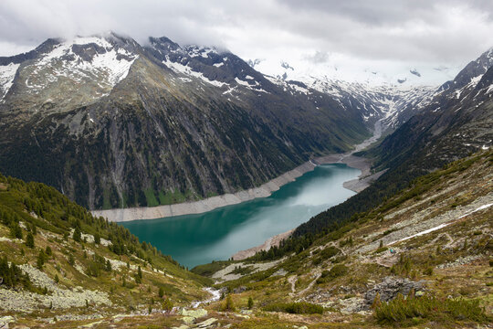 Berglandschaft in &Ouml;sterreich mit gr&uuml;nen T&auml;lern, klarer Luft und majest&auml;tischen Gipfeln. Ideal f&uuml;r Natur- und Reisethemen.