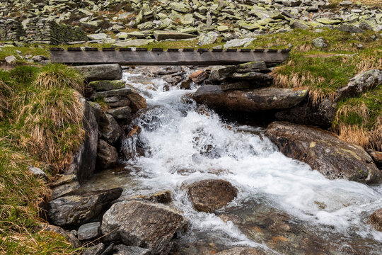 Berglandschaft in &Ouml;sterreich mit gr&uuml;nen T&auml;lern, klarer Luft und majest&auml;tischen Gipfeln. Ideal f&uuml;r Natur- und Reisethemen.