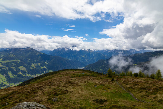 Berglandschaft in &Ouml;sterreich mit gr&uuml;nen T&auml;lern, klarer Luft und majest&auml;tischen Gipfeln. Ideal f&uuml;r Natur- und Reisethemen.