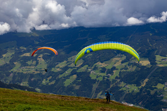 Berglandschaft in &Ouml;sterreich mit gr&uuml;nen T&auml;lern, klarer Luft und majest&auml;tischen Gipfeln. Ideal f&uuml;r Natur- und Reisethemen.