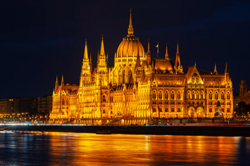Obraz premium Parliament building in Budapest with fantastic perfect sky and reflection in water. calm Danube river. Popular Travel destinations.