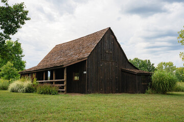 Obraz premium Historic barn on farmland in rural Missouri.