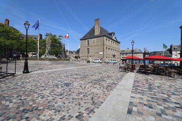 La place Aristide Briand, ville de Foug&egrave;res, d&eacute;partement d'Ille et Vilaine, Bretagne, France