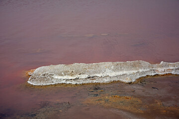sól na brzegu słonego jeziora, Torrevieja, Hiszpania, Salt Lake in Torrevieja, lagoons for salt extraction in alicante, the pink lake of torrevieja, Costa Blanca, province of Alicante, Spain
