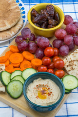 Tabla de cocina con Mezze maditerráneo