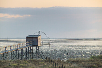 Pêcherie traditionnelle sur pilotis pour la pêche au carrelet en bord de mer en Loire atlantique en France entre les Moutiers-en-Retz et la Bernerie-en-Retz	