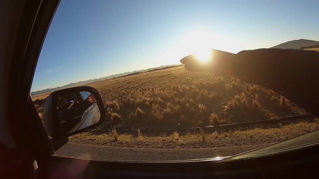 Mano al viento desde la ventana del auto: sensaci&oacute;n de libertad y paz. Carretera Dorada al Sol.Estilo de Vida Libre y Aventurero